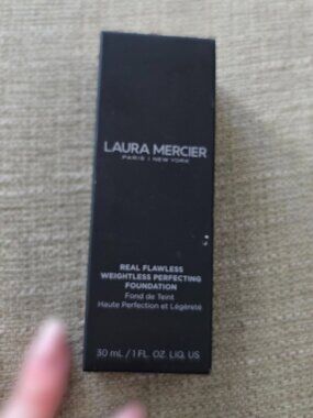 Laura Mercier Real Flawless Weightless Perfecting Foundation - 2W1 Macadamia NIB